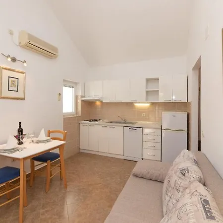 Jelena 1,2,3,4 & 5 - Free Parking Apartman *