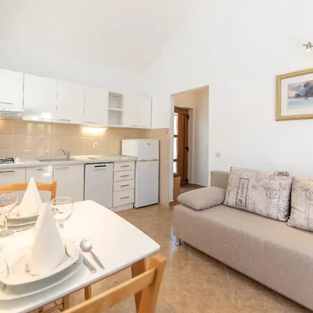 Jelena 1,2,3,4 & 5 - Free Parking *