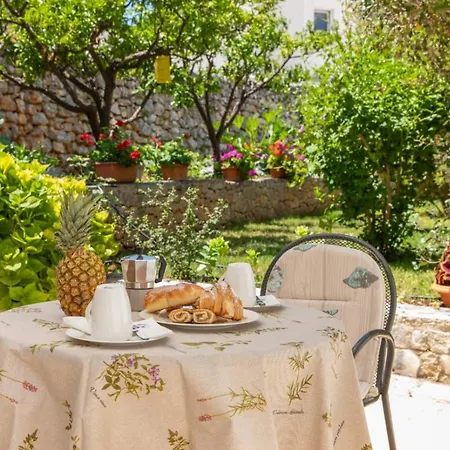 Jelena 1,2,3,4 & 5 - Free Parking