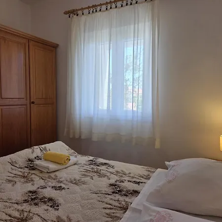 Jelena 1,2,3,4 & 5 - Free Parking Apartman Supetar