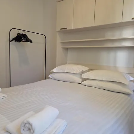 Jelena 1,2,3,4 & 5 - Free Parking Supetar