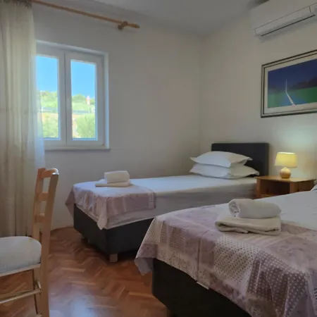 Jelena 1,2,3,4 & 5 - Free Parking