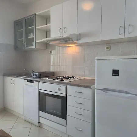 Jelena 1,2,3,4 & 5 - Free Parking Supetar