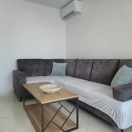 Jelena 1,2,3,4 & 5 - Free Parking