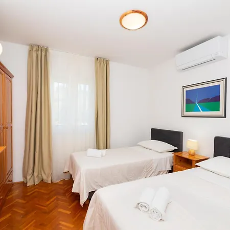 Jelena 1,2,3,4 & 5 - Free Parking Supetar