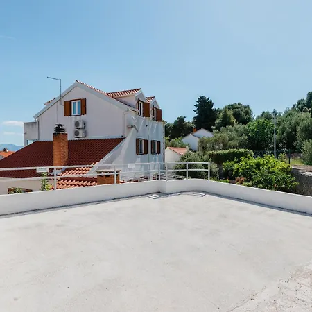 Jelena 1,2,3,4 & 5 - Free Parking *